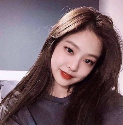 jennie有多敢穿竟把裙子穿成上衣,一般人都不敢尝试
