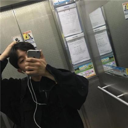 qq头像男生手机控挡脸,其实长的这帅没必要挡住脸