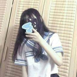 手机遮脸女生看手机的头像
