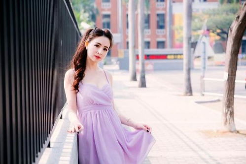 穿上这款清新甜美的浅紫色吊带连衣裙,你就是充满阳光的小少女