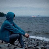 求一个男生坐在海边看海的伤感头像