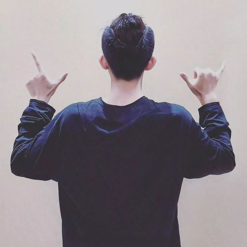 易烊千玺蜡像摆出的舞蹈动作,与他小时候的超人造型很相似