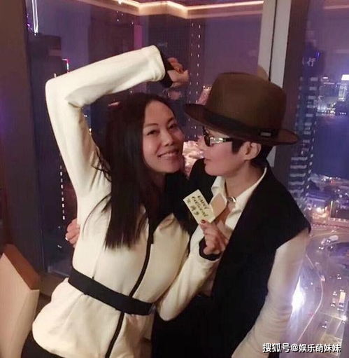 晒晒张敏如今住的房子,把客厅拿来写毛笔字,生活过得清心寡欲