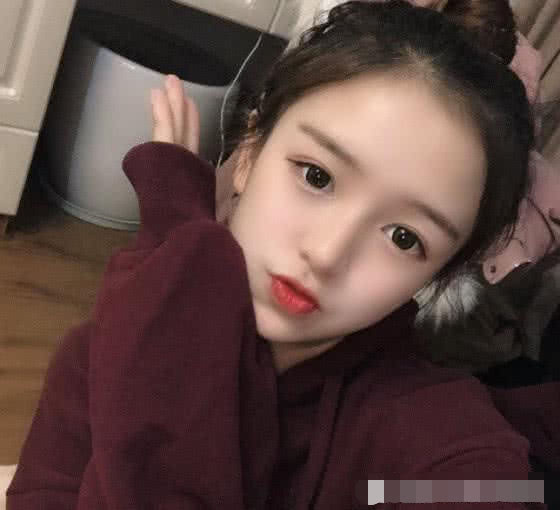 一开始认为允恩很好看,直到看了她姐姐,才知道什么叫盛世美颜