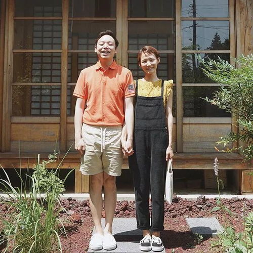ins上这对小夫妻每天在院子里拍一张合影,表情动作都不变,却引来30万的网友围观