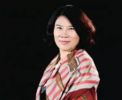 喜欢让自己头像无处不在的董明珠,又搞了个以自己命名的论坛和培训