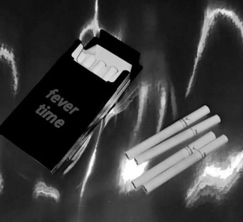 哭湿枕头的英文qq个签你刺疼了我,我还得笑着接受着