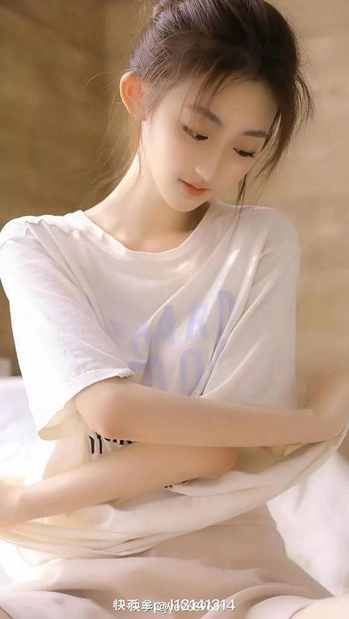 在海边,你有娉婷的身姿,水湿了你的衣裙,你湿了我的灵魂