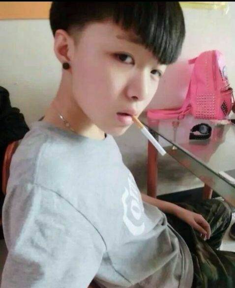 快手上一个说最近忙着拍变形计的抽烟男生