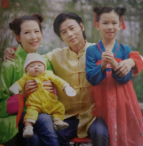 蔡少芬张晋一家五口拍全家福,小儿子露正脸,两个女儿都像妈