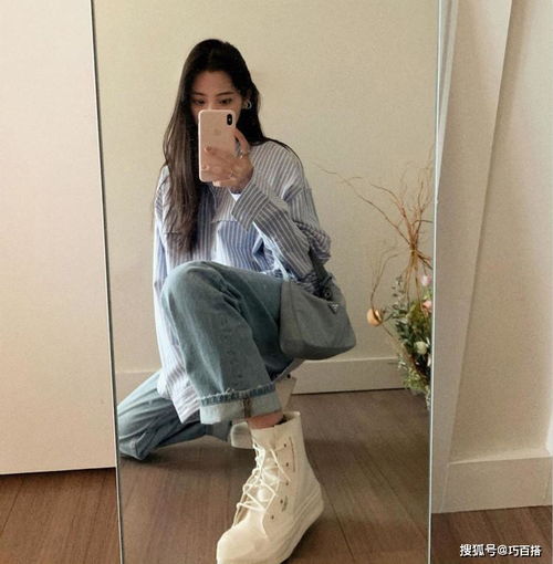 欧阳娜娜t恤短裤休闲扮酷,褐色甲油显高级,配上ins关节戒好吸睛