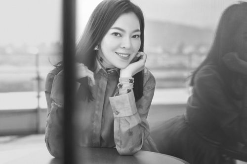 周杰伦陪众美女打篮球,仨球友背景强大,千亿富士康老板娘在其中