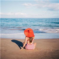 大海的气息,海鸥的声音,海边女生背影图片头像