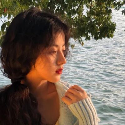 女生头像把快乐放进重点反复背诵