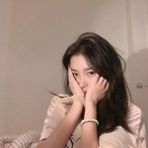 挡脸的女生头像
