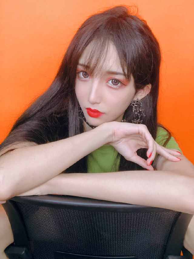 抖音女装大佬艾比穿黑丝热舞,底裤亮了,网友还让女生活么