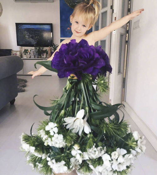 妈妈用水果蔬菜和鲜花为女儿拍下了一组非常迷人又时尚的礼服