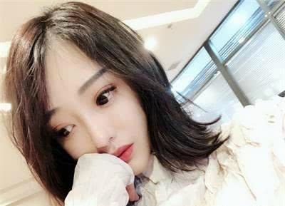 女网红桐桐喝醉酒,一觉醒来发现睡在浴缸里,旁边还有男士衣物