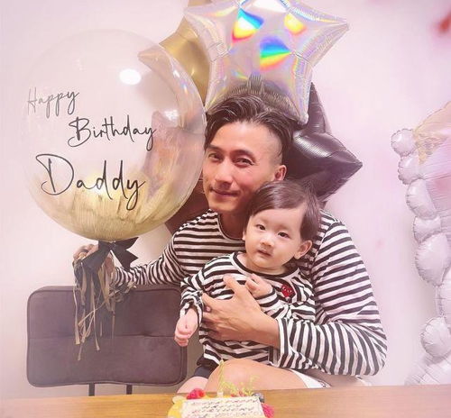 tvb当家小生陈山聪生日与家人简单庆祝一家三口穿亲子装拍全家福