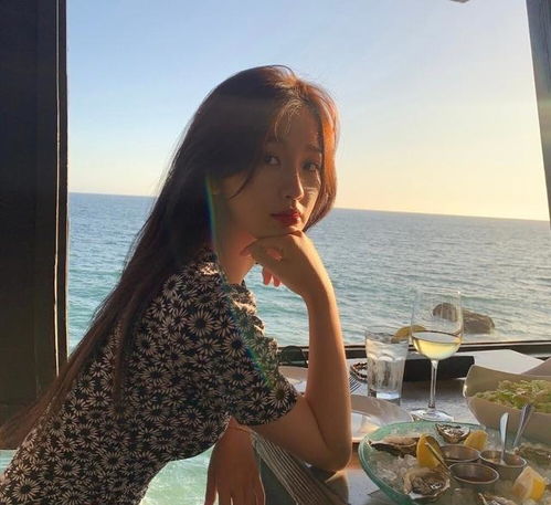 虞书欣机场被围观,穿碎花裙打扮得美美的,谁见了不喜欢