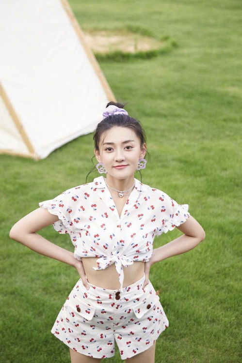 初恋感少女感,除了泡泡袖小白裙,还可加入甜甜小樱桃