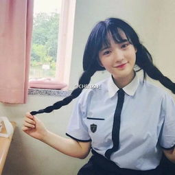 小清新头像女生又长又黑的,座在桌子前,穿灰色的衣服