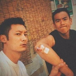 余文乐当爸爸了,彭于晏和胡歌却遭殃了