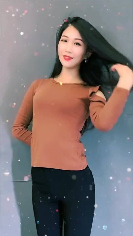 简约质感穿搭紧身裤彰显美女时尚优雅,美的很是高级