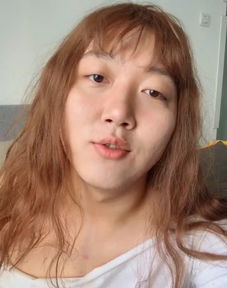 抖音最强女装大佬,卸掉所有美妆装备后,网友脸被二哈啃过吧