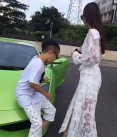 快手红人外星陈,奇丑无比开豪车搂美女,事实如何