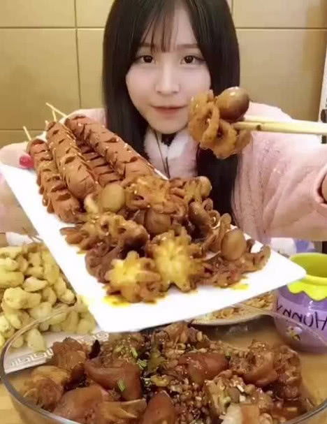 猫妹妹直播被达少当狗喂食,委屈落泪无人理睬,牌牌琦心疼
