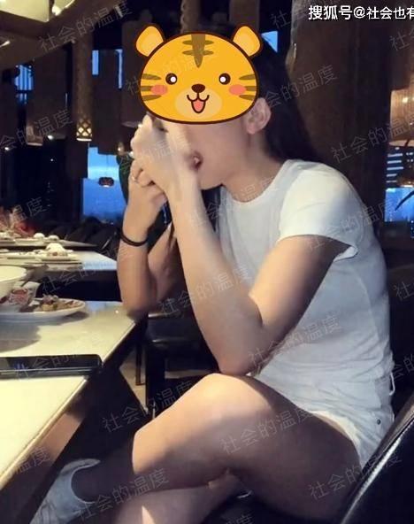 女生被母亲押着去相亲,翘起二郎腿霸气十足,混社会的就是不一样
