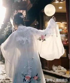 抖音最美汉服小姐姐,一个背影涨粉数百万,网友仙女下凡