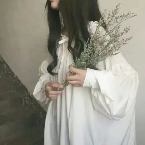 手拿捧花的头像女