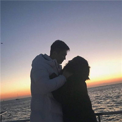 情侣头像一男一女背影海边头像大全