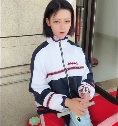 网红因撞脸迪丽热巴被质疑整容,晒出素颜照反击,网友看后没话说