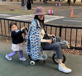 陈冠希携老婆秦舒培出席活动真甜,一身豹纹外套比超模老婆还抢镜