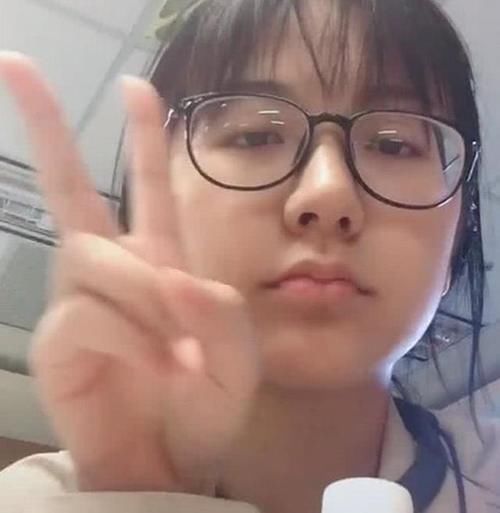 抖音眼镜妹火了,拿掉眼镜,就像变了个人,网友这是换了个头吧