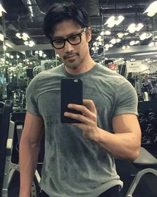 男人也用贵妇膏看这个50岁小哥哥如何冻龄
