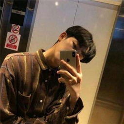 帅气男生手机控经典时尚头像喜欢手机的男人