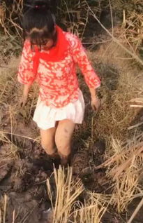 女子穿着暴露戴红领巾捕鱼拍快手视频,涉寻衅滋事被拘