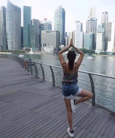 50岁阿姨颜值完爆少女,肤白貌美,身材火辣跟儿子合影像情侣