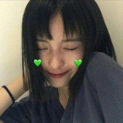 妹子,你俩是第一次坐小木筏吧,快别嘚瑟了,小心掉水里