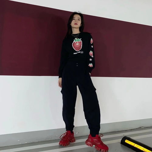 两大美少女的pk,周雨彤ins更新美照,私服不输闺蜜宋妍霏