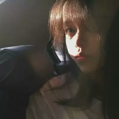 网易云他们是高中同学,女孩会给他带早餐,在一旁看他打篮球,可最后