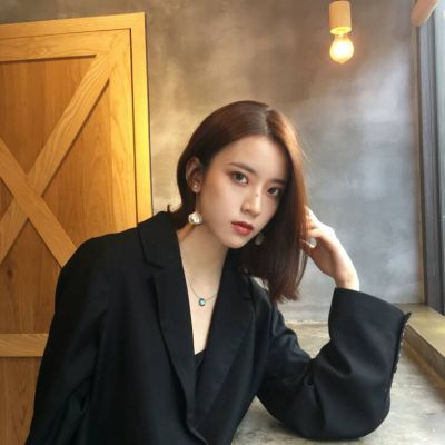 黑衣冷艳女人