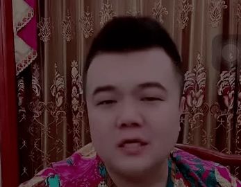 刘叉叉携女友夜店搂抱摇头被拍快手惊现大批十万加主播小胖称平台也是睁一只眼闭一只眼