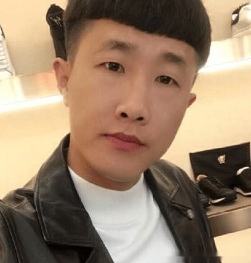 不去参加活动,张二嫂被狂扇嘴巴子辛巴放话离开艺人走着瞧质问众徒我不给你们结工资吗二驴斥辛巴穷人乍富