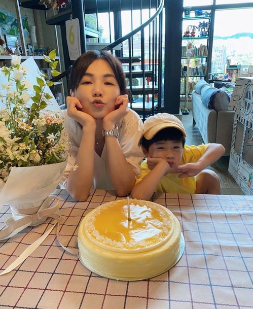 ella晒40岁生日照,一家三口扮丑,儿子劲宝耍赖放电太可爱
