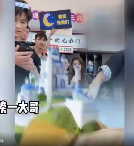 王思聪现身抖音网红小杨哥直播间豪刷冲上榜一